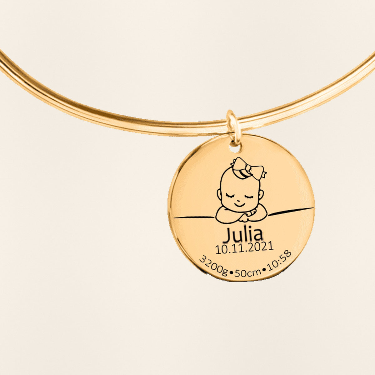 Bracelet jonc Détails de Naissance Personnalisés : gros plan du motif gravé, exemple de personnalisation en finition dorée.