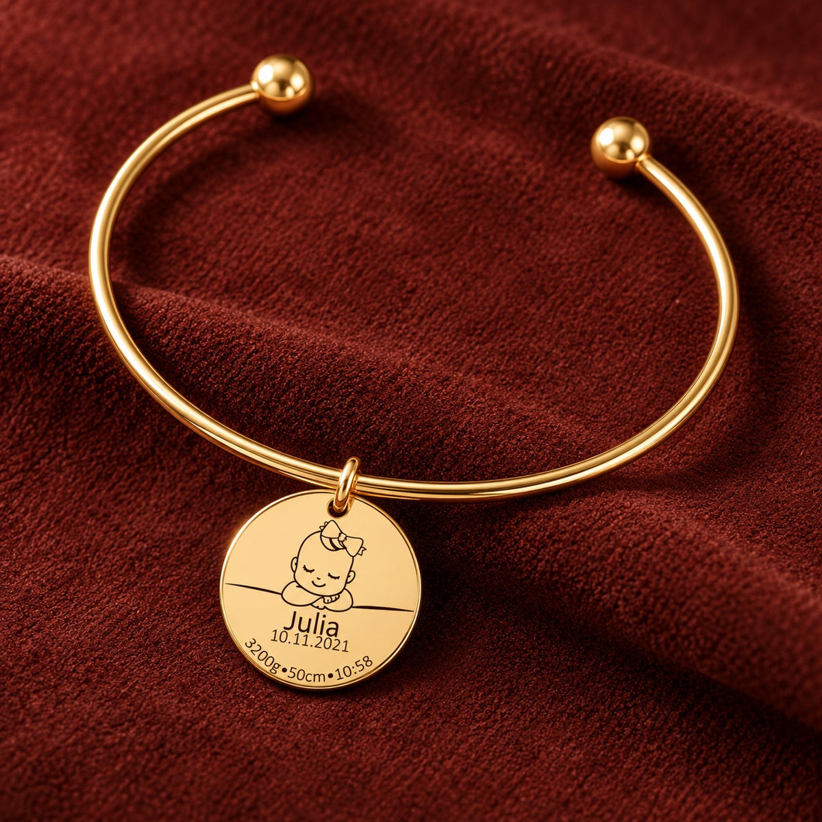 Armreif Personalisierte Geburtsdetails, finition dorée, sur fond rouge sanguine.