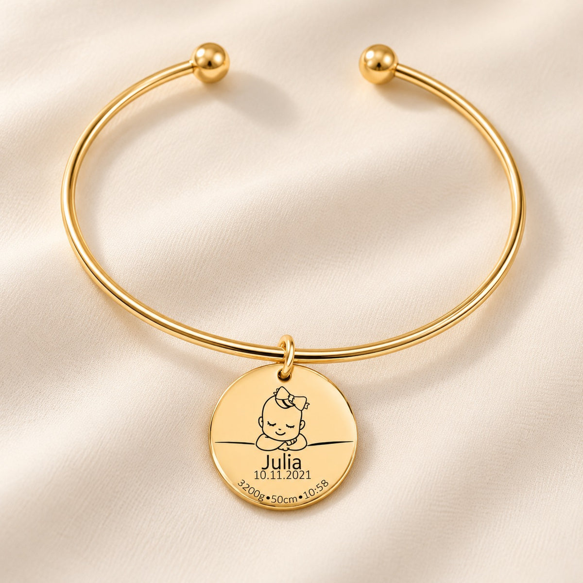 Armreif Personalisierte Geburtsdetails, finition dorée, avec détail du bracelet et de ses attaches.