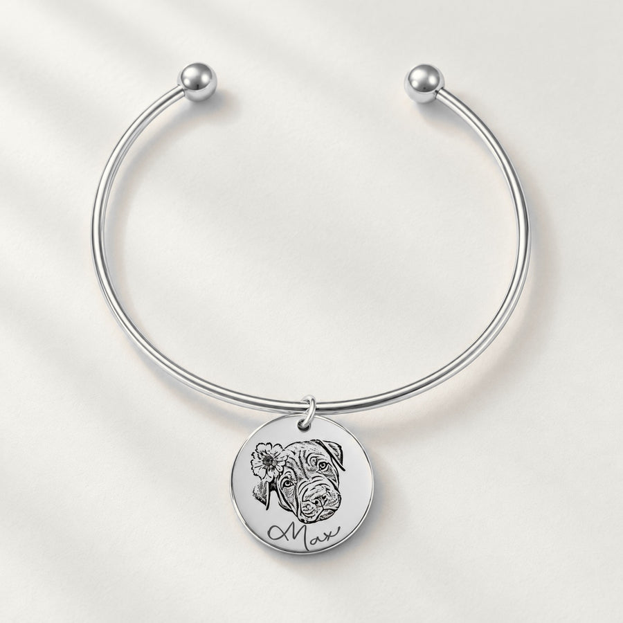 Bracelet jonc Portrait d'Animal Personnalisé, finition argentée, sur fond ivoire.