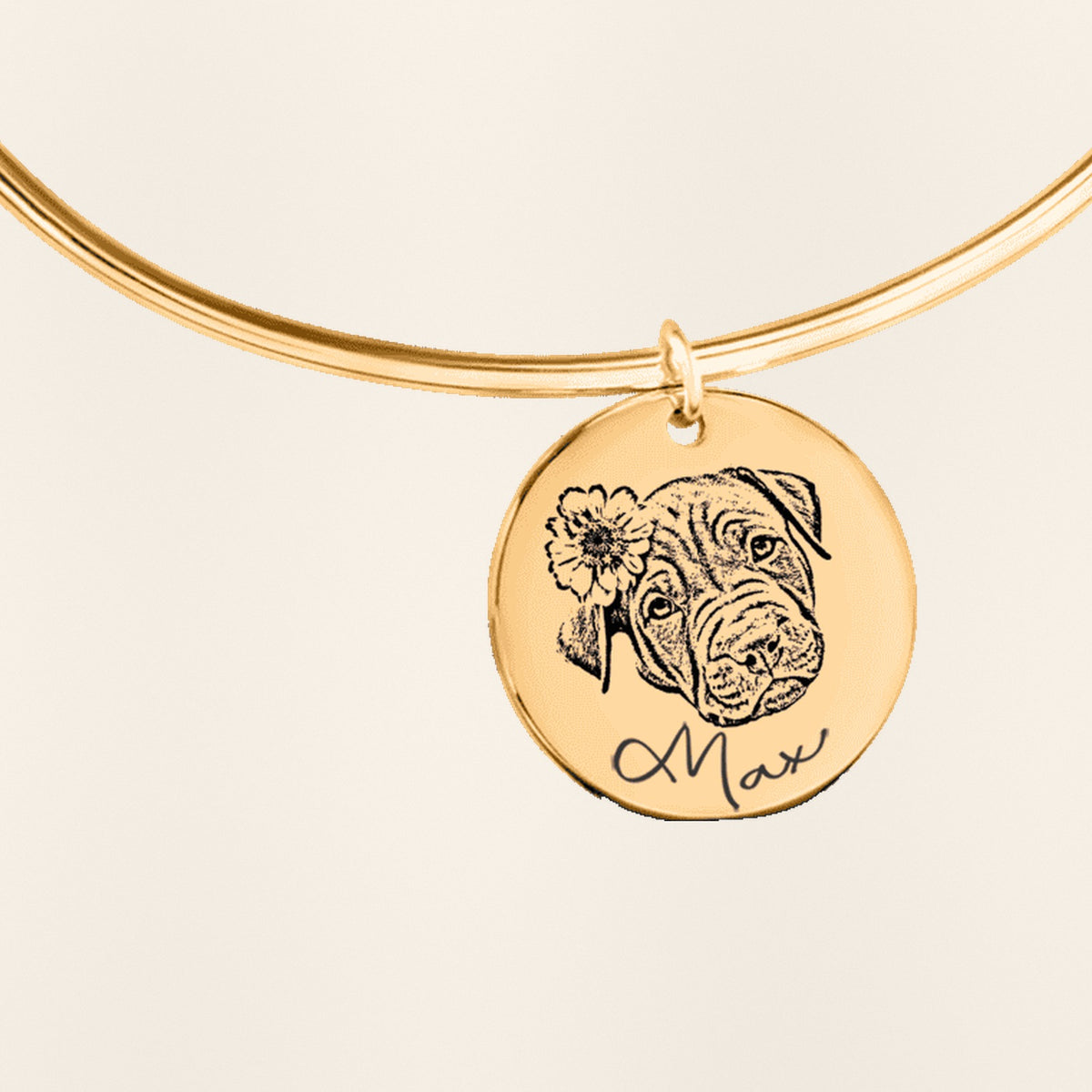 Bracelet jonc Portrait d'Animal Personnalisé : gros plan du motif gravé, exemple de personnalisation en finition dorée.