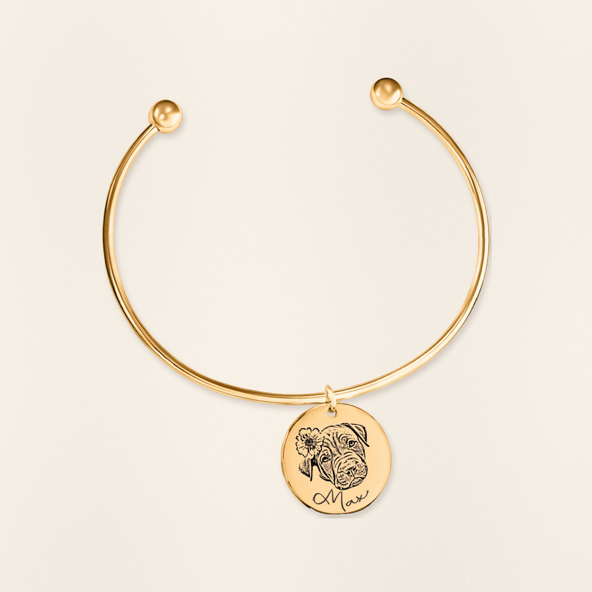 Bracelet jonc Portrait d'Animal Personnalisé en finition dorée, exemple de gravure sur fond ivoire texturé.
