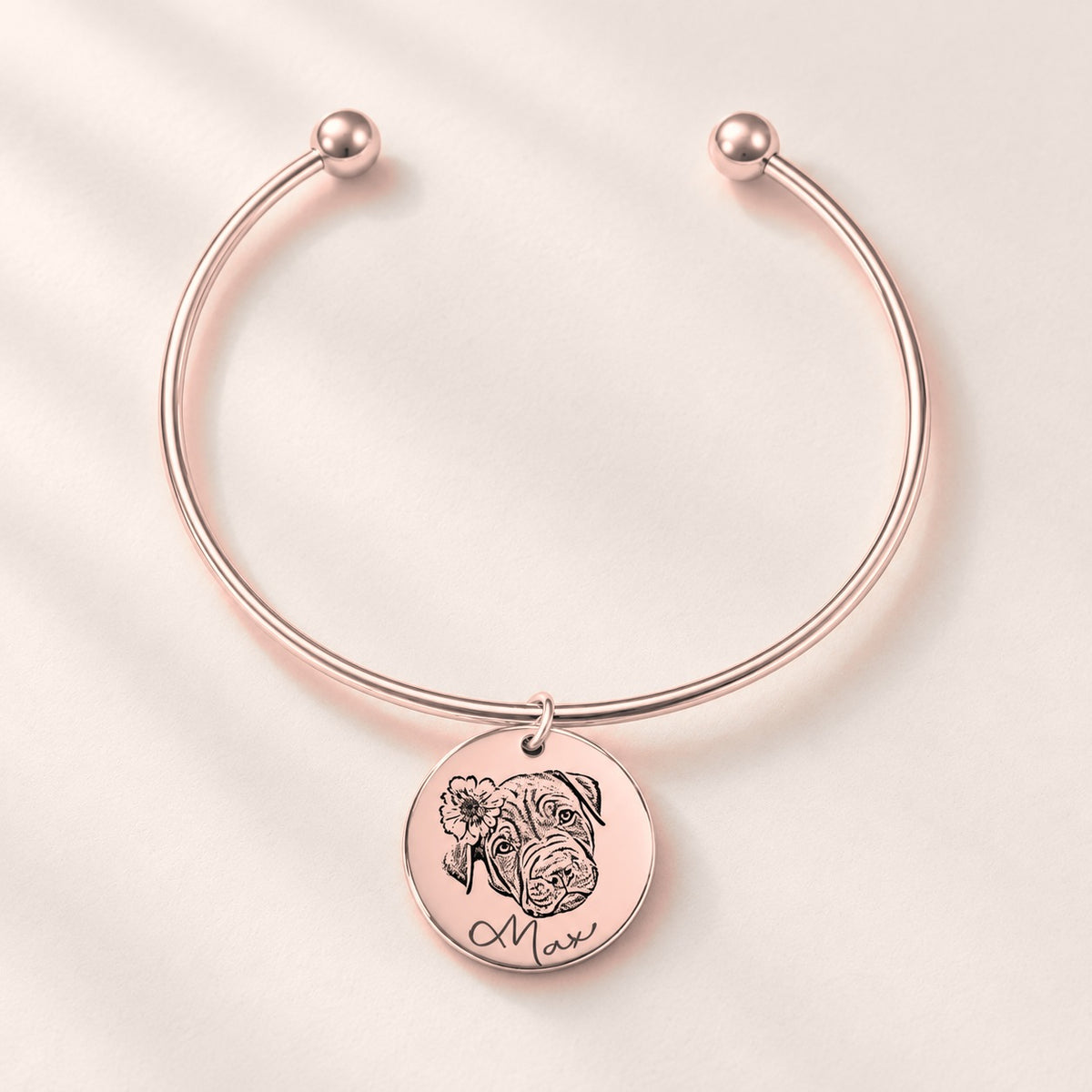 Bracelet jonc Portrait d'Animal Personnalisé, finition or rose, sur fond ivoire.