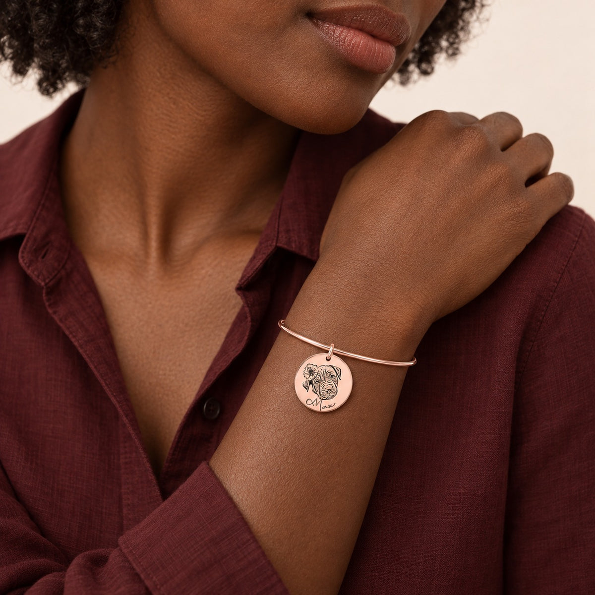 Bracelet jonc Portrait d'Animal Personnalisé, finition or rose, porté au poignet.