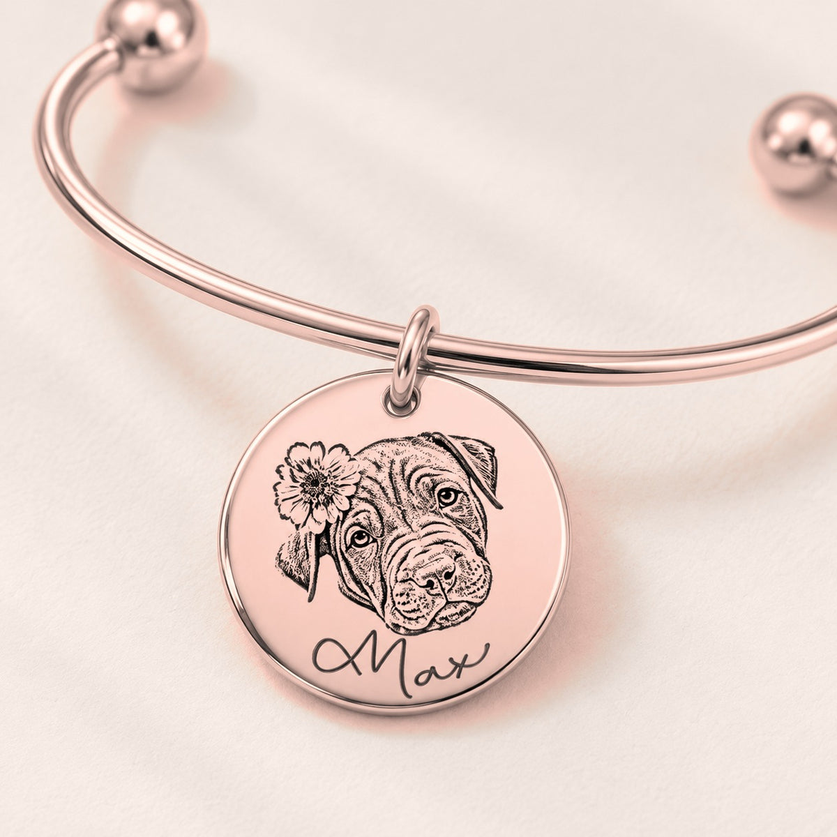 Bracelet jonc Portrait d'Animal Personnalisé, finition or rose, en gros plan sur la gravure.