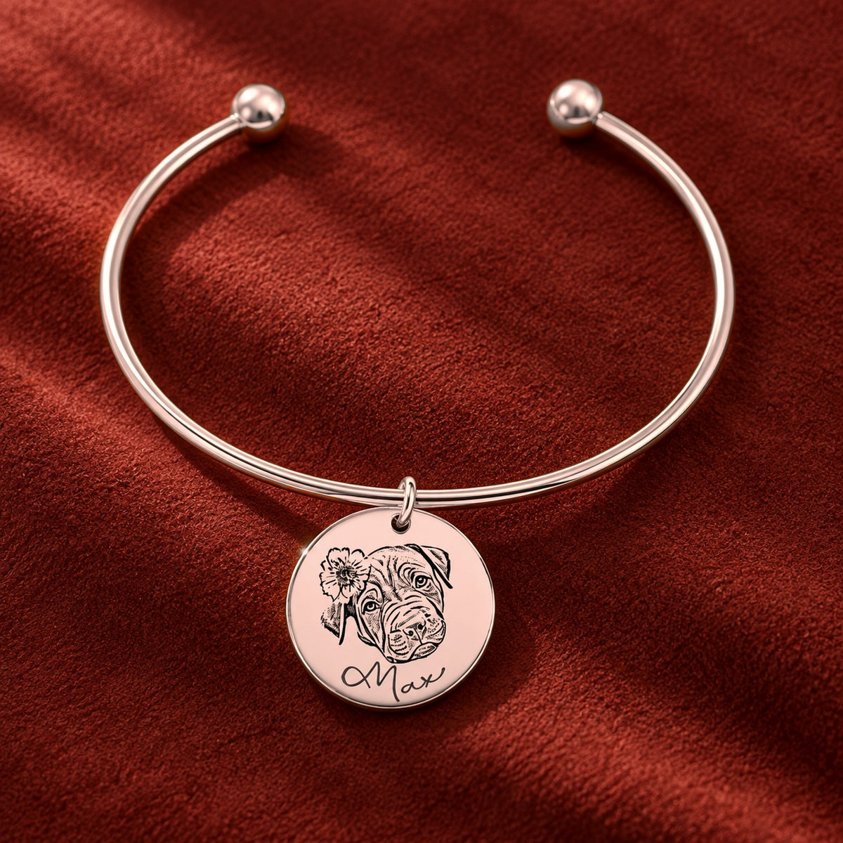 Bracelet jonc Portrait d'Animal Personnalisé, finition or rose, sur fond rouge sanguine.