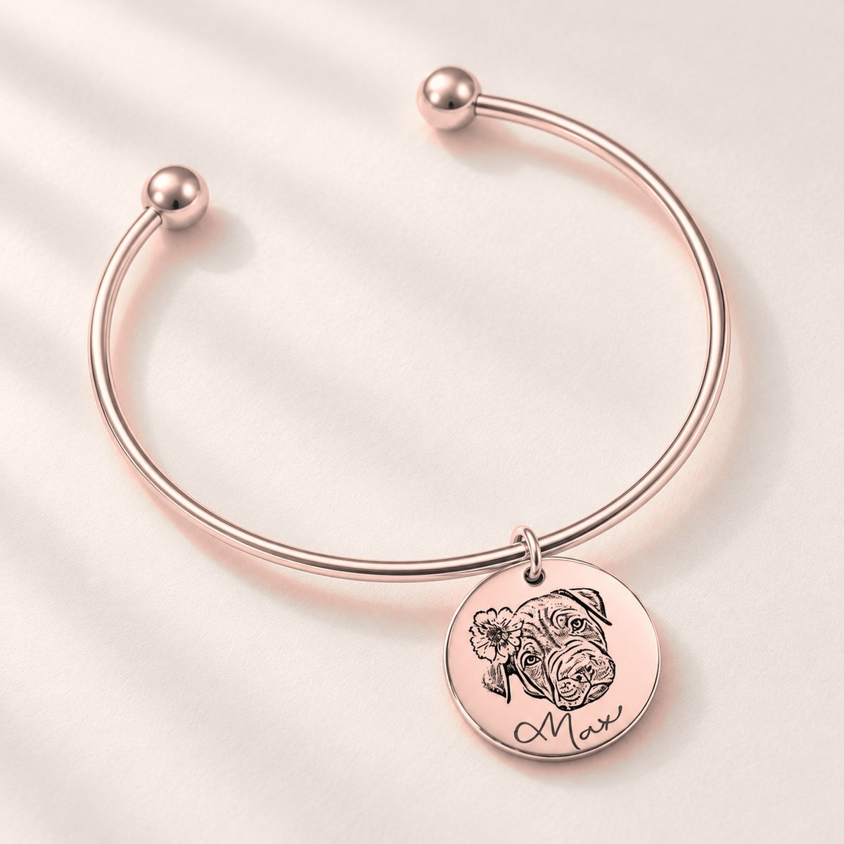 Bracelet jonc Portrait d'Animal Personnalisé, finition or rose, avec détail du bracelet et de ses attaches.