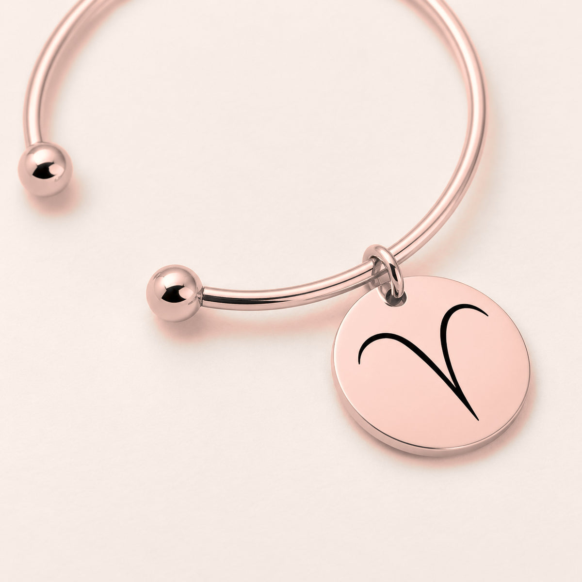 Bracelet Jonc Zodiaque, finition or rose, en gros plan sur la gravure.