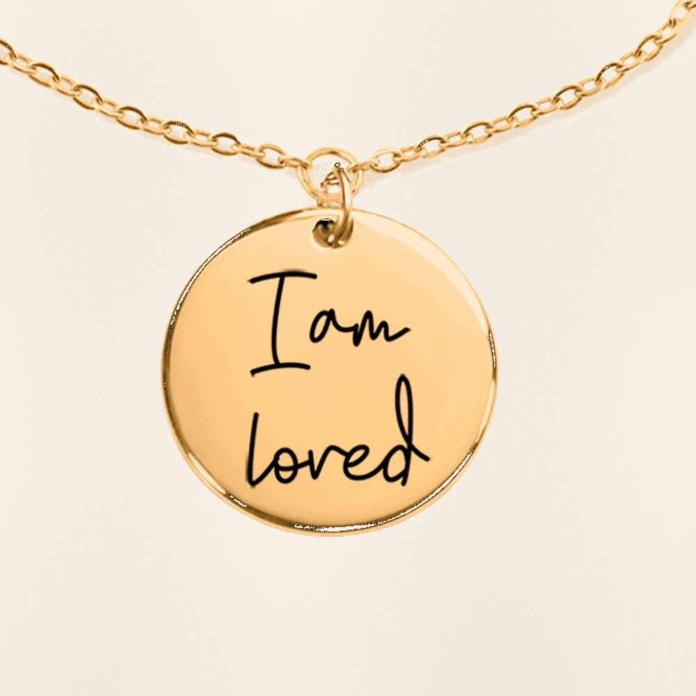 Bracelet Médaille Affirmations Personnalisée : gros plan du motif gravé, exemple de personnalisation en finition dorée.