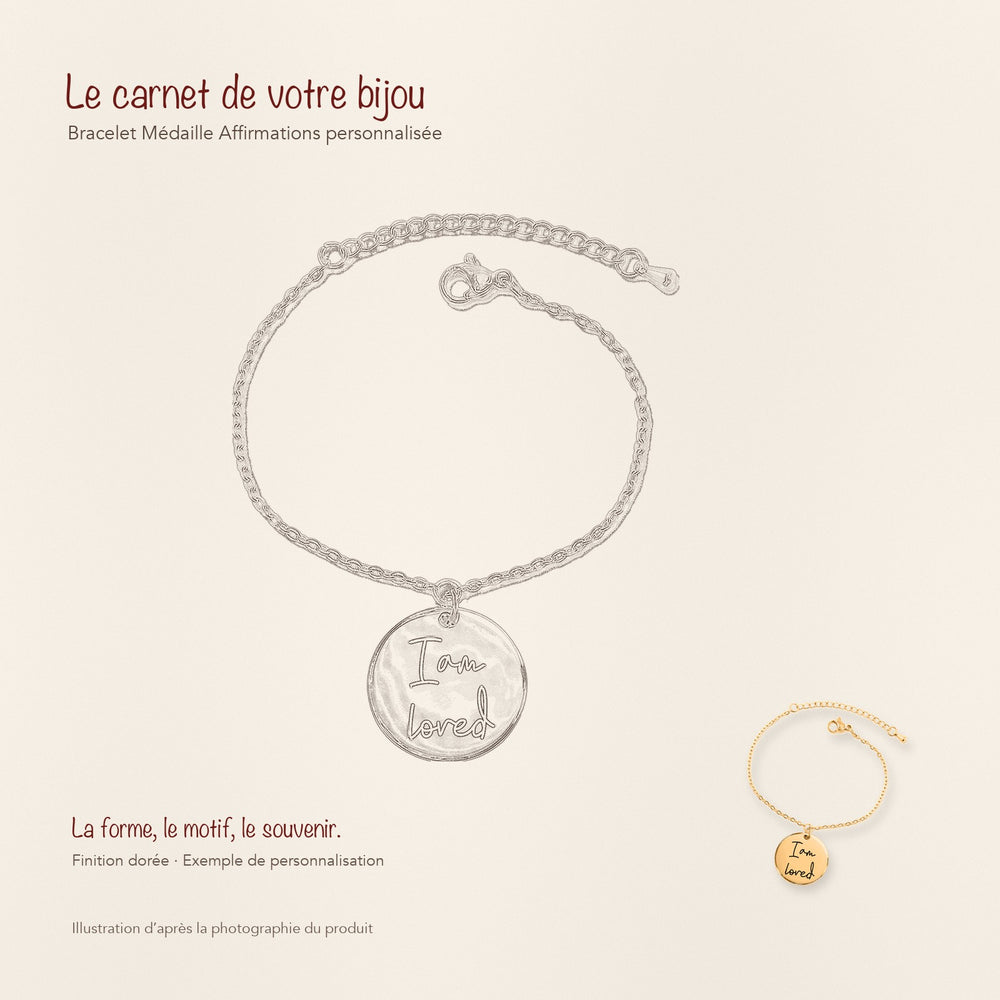 Dessin au trait et photographie du bracelet Médaille Affirmations Personnalisée dans une composition de carnet manuscrit.