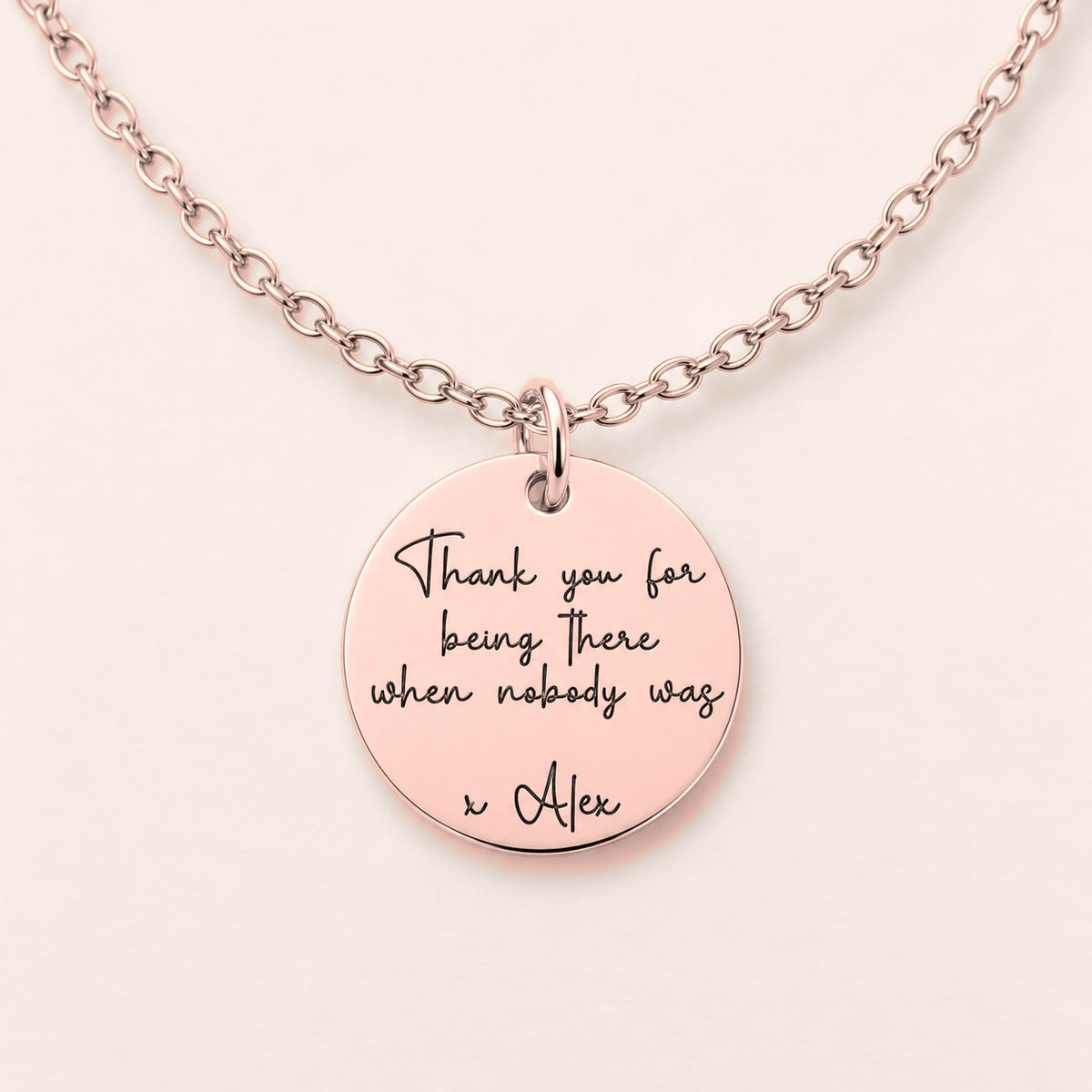 Bracelet Message Personnalisé, finition or rose, en gros plan sur la gravure.