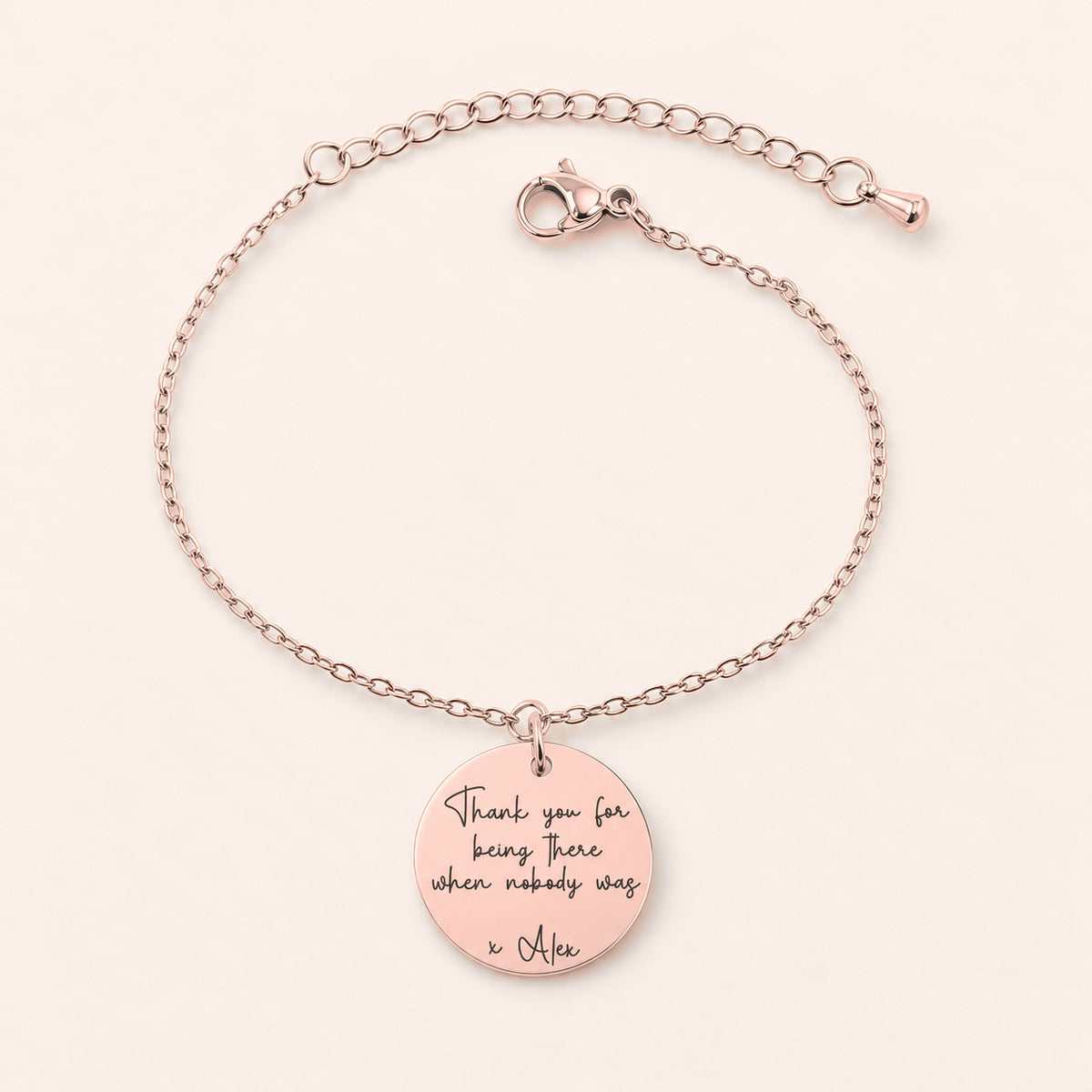 Bracelet Message Personnalisé, finition or rose, avec détail du bracelet et de ses attaches.