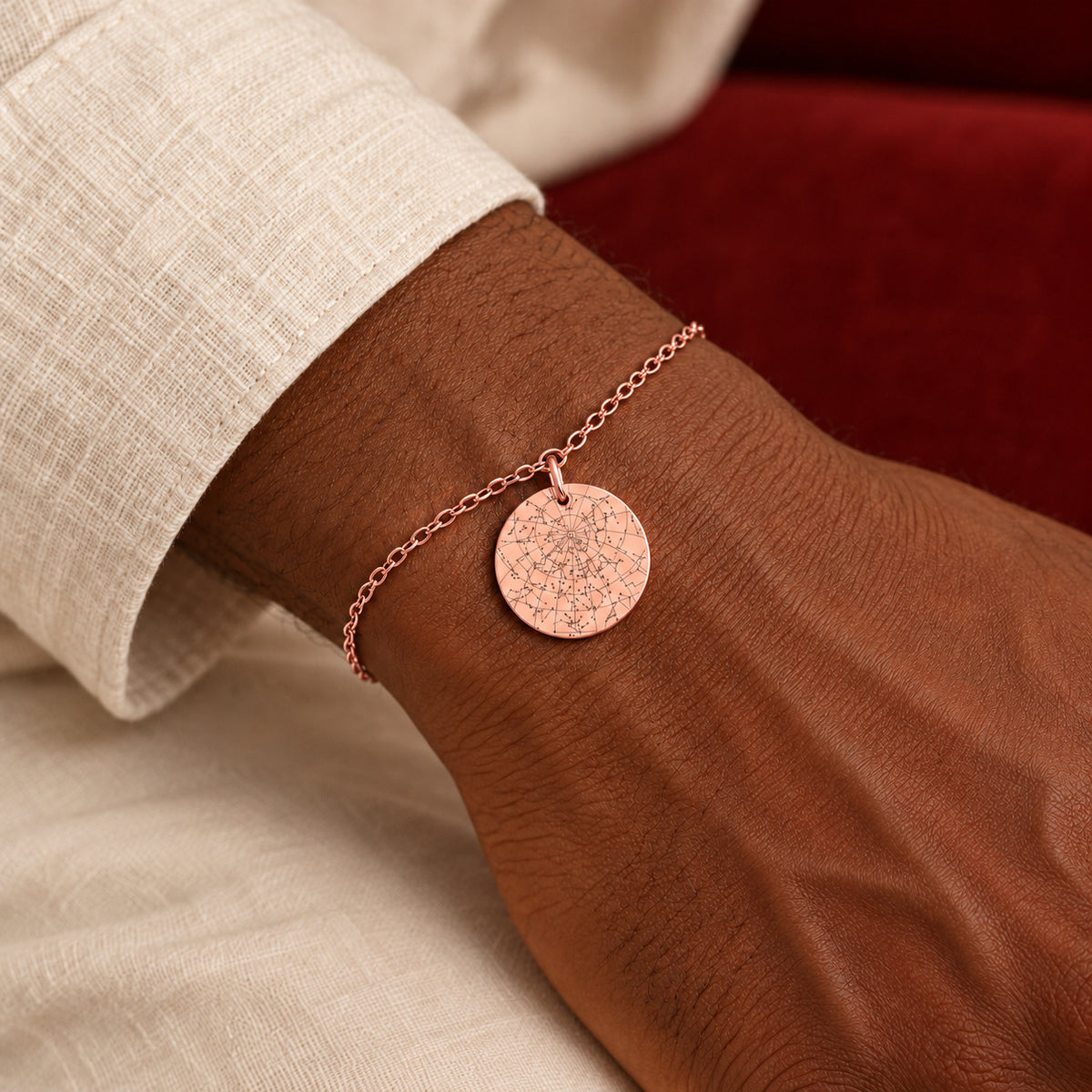 Bracelet Personnalisé avec carte des étoiles, finition or rose, porté au poignet.
