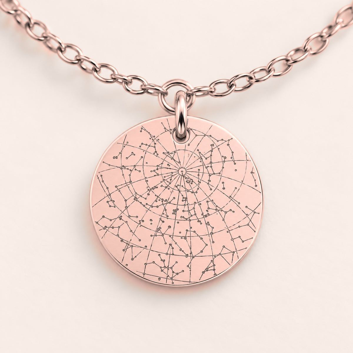 Bracelet Personnalisé avec carte des étoiles, finition or rose, en gros plan sur la gravure.