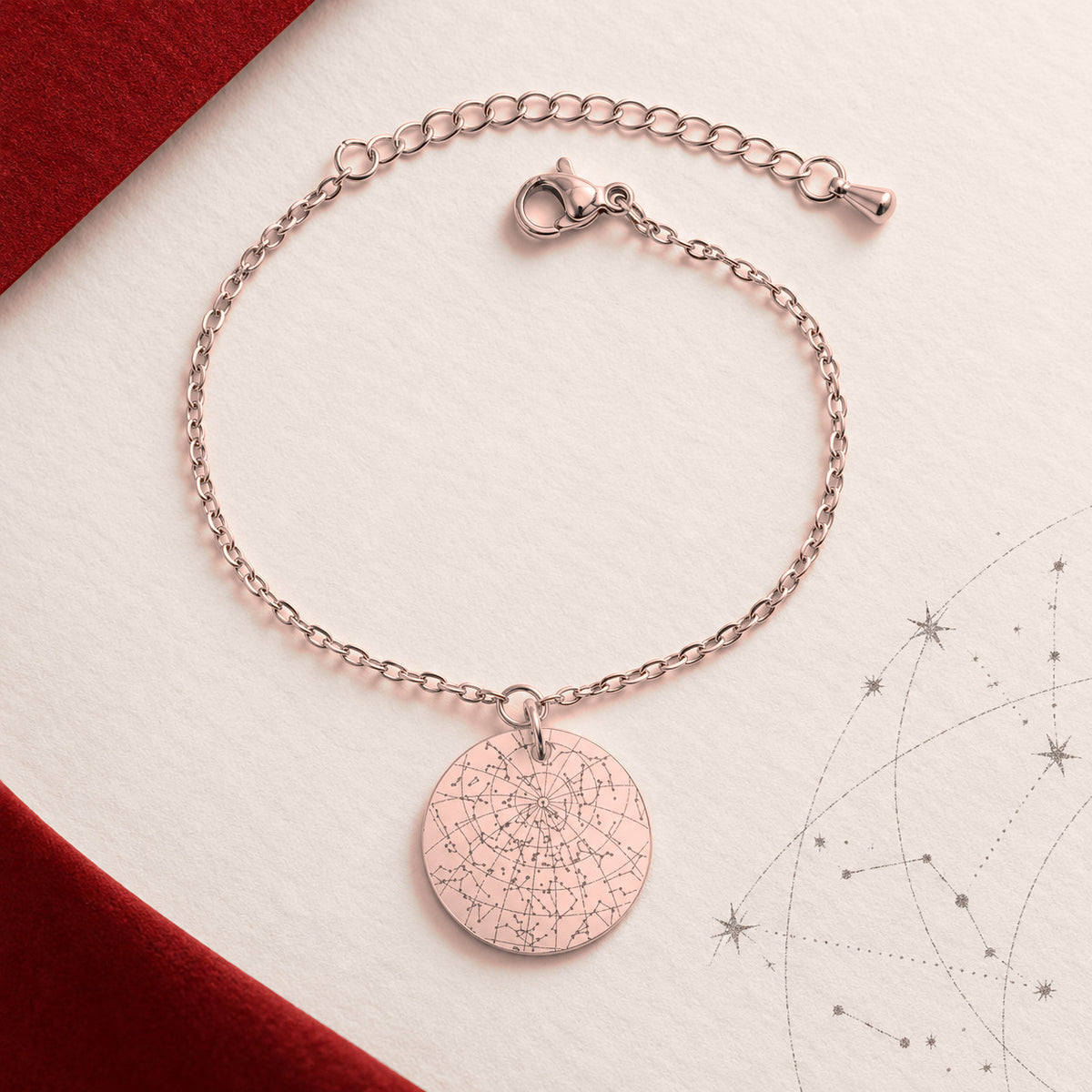 Bracelet Personnalisé avec carte des étoiles, finition or rose, près d’un croquis au crayon.