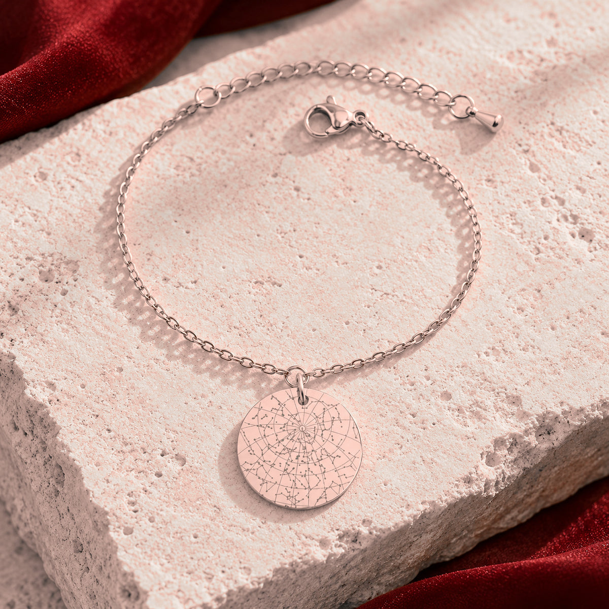 Bracelet Personnalisé avec carte des étoiles, finition or rose, sur une pierre claire.