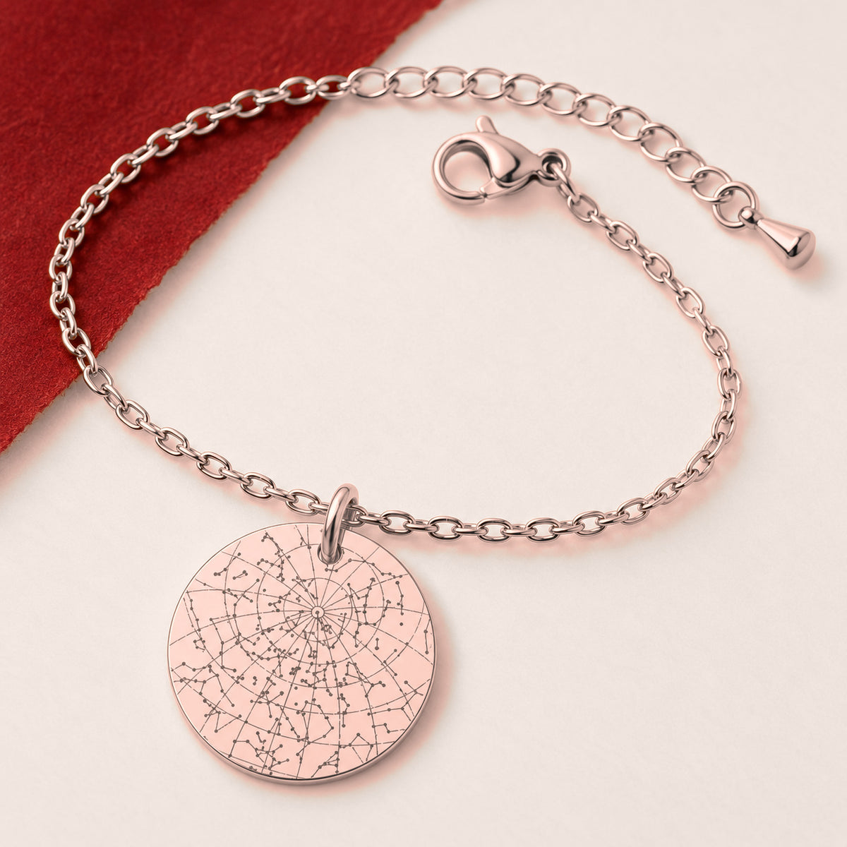 Bracelet Personnalisé avec carte des étoiles, finition or rose, avec détail du bracelet et de ses attaches.