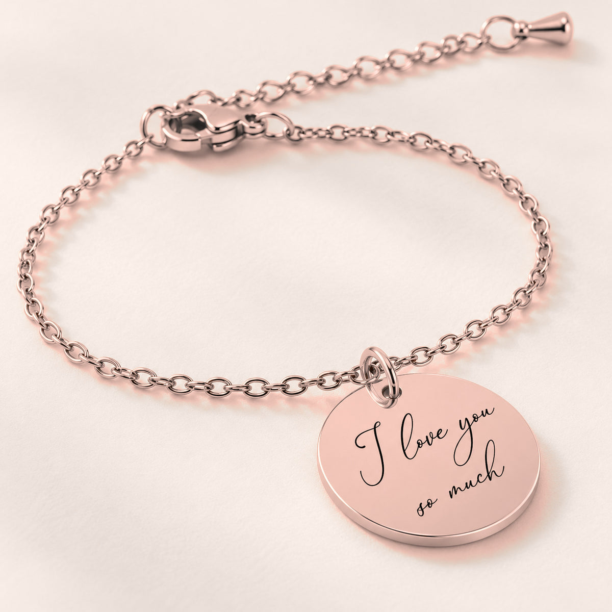 Bracelet Personnalisé avec message écrit, finition or rose, en gros plan sur la gravure.