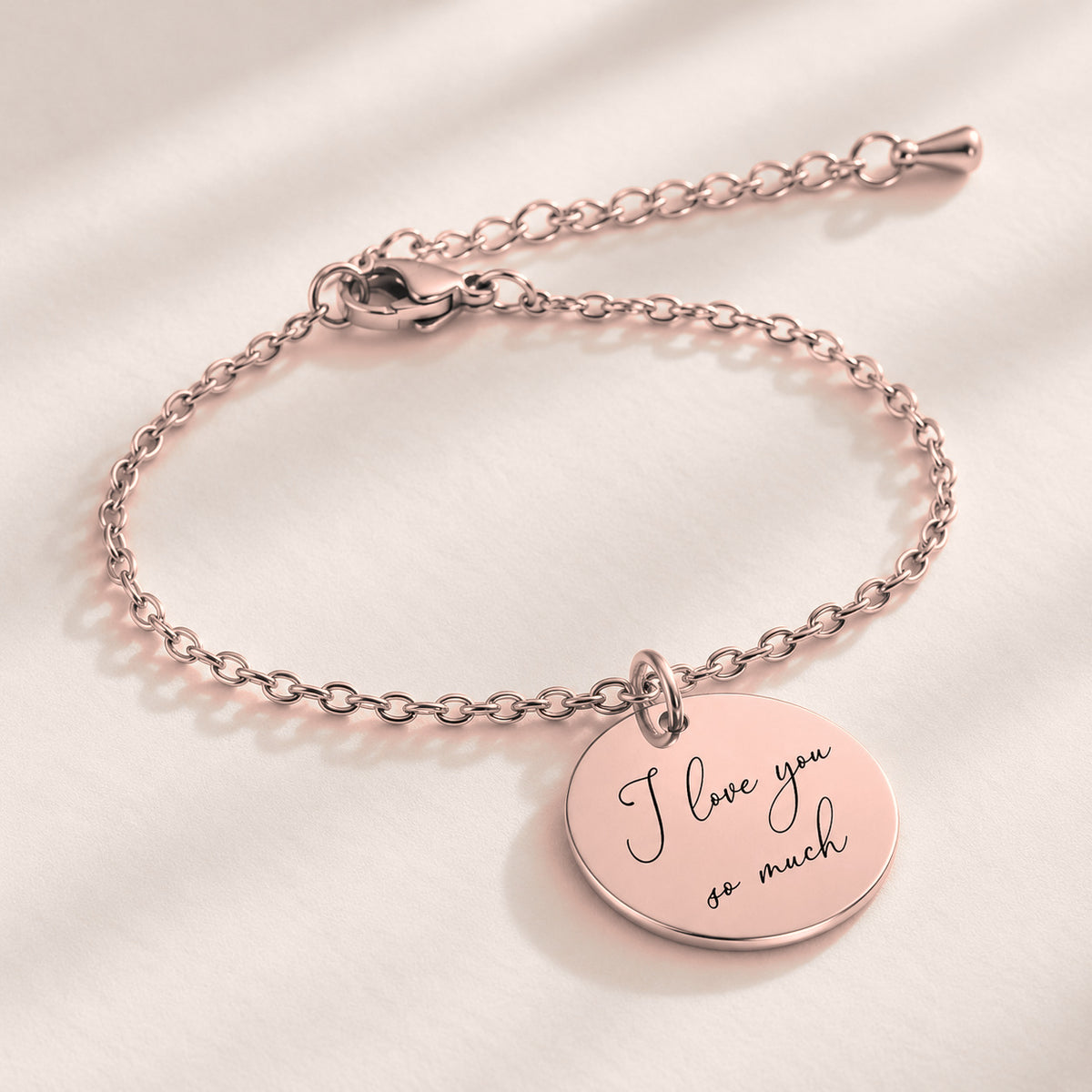Bracelet Personnalisé avec message écrit, finition or rose, avec détail du bracelet et de ses attaches.