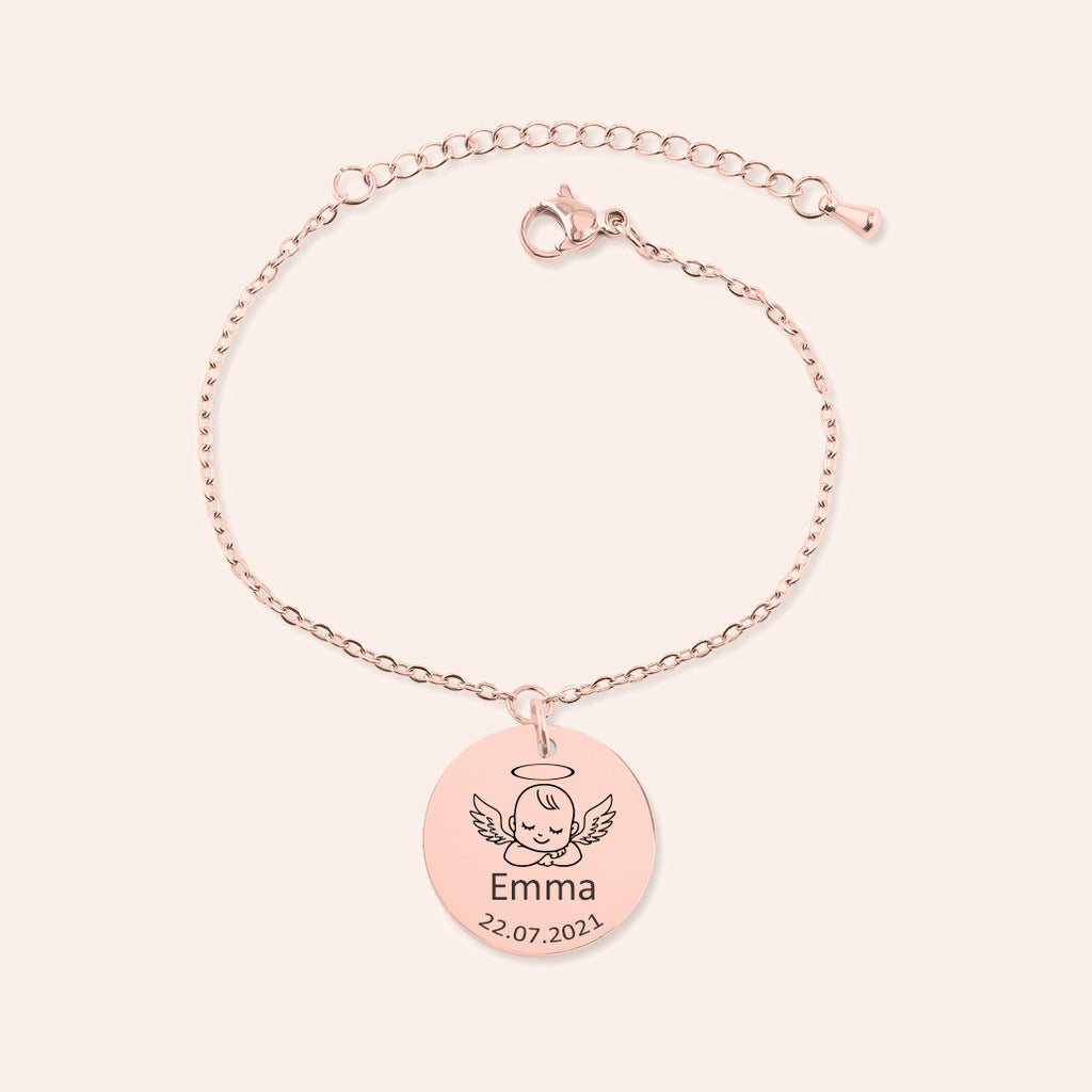 Bracelet Personnalisé Bébé Ange, finition or rose, sur fond ivoire.