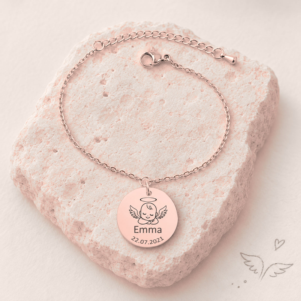 Bracelet Personnalisé Bébé Ange, finition or rose, sur une pierre claire.