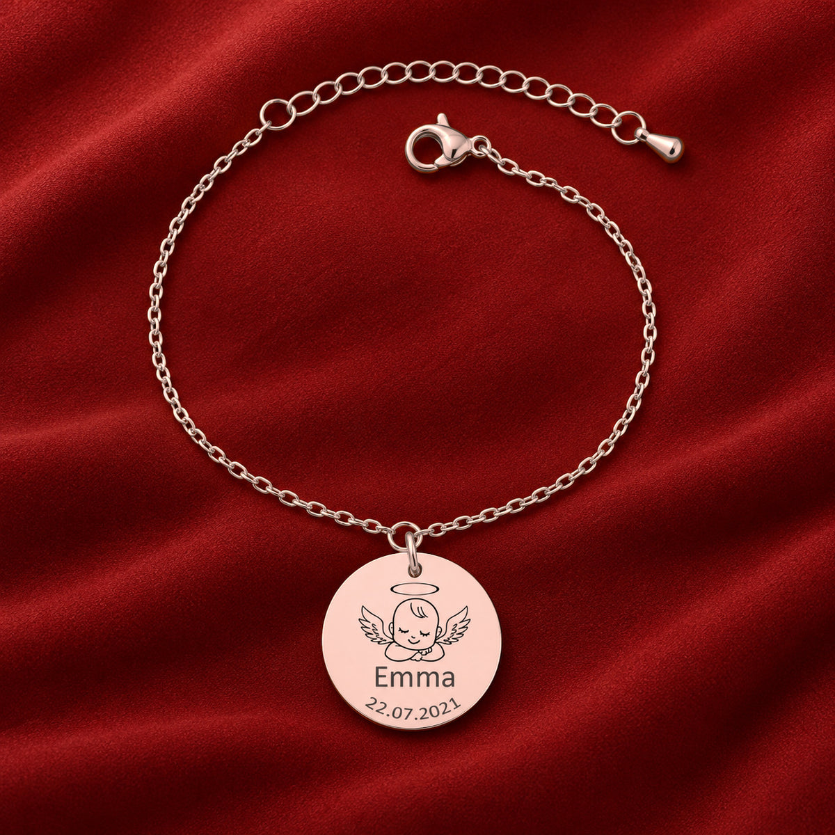 Bracelet Personnalisé Bébé Ange, finition or rose, sur fond rouge sanguine.