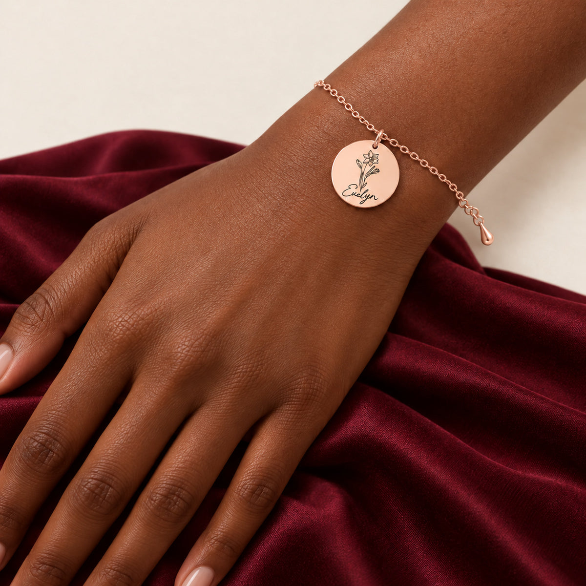 Bracelet Personnalisé de Naissance avec Fleur & Prénom, finition or rose, porté au poignet.