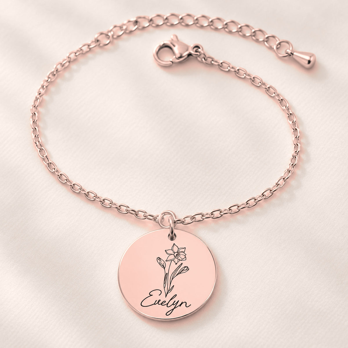 Bracelet Personnalisé de Naissance avec Fleur & Prénom, finition or rose, en gros plan sur la gravure.