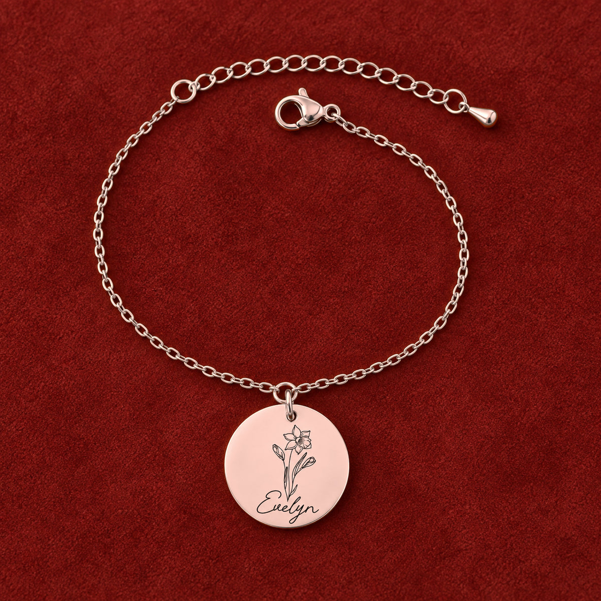 Bracelet Personnalisé de Naissance avec Fleur & Prénom, finition or rose, sur fond rouge sanguine.