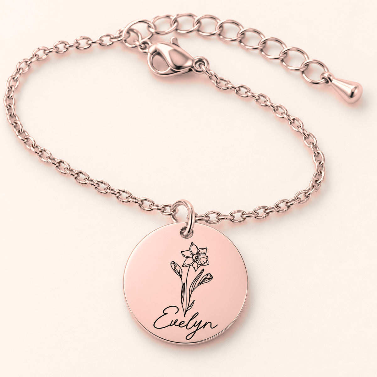 Bracelet Personnalisé de Naissance avec Fleur & Prénom, finition or rose, avec détail du bracelet et de ses attaches.