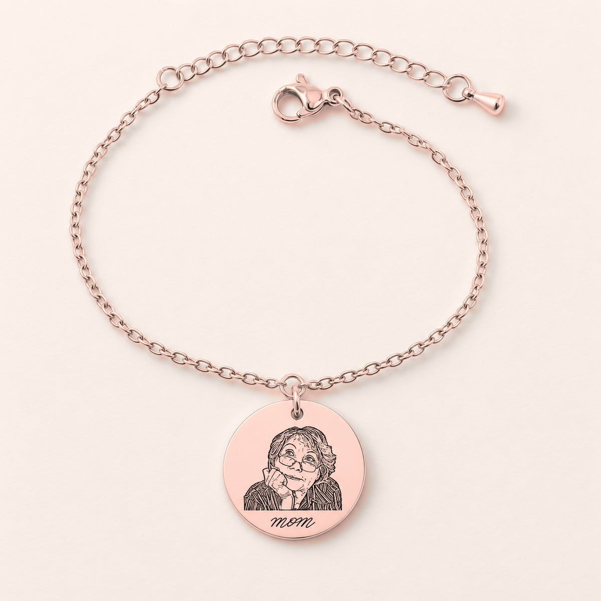 Bracelet Personnalisé Gravé avec Photo, finition or rose, sur fond ivoire.