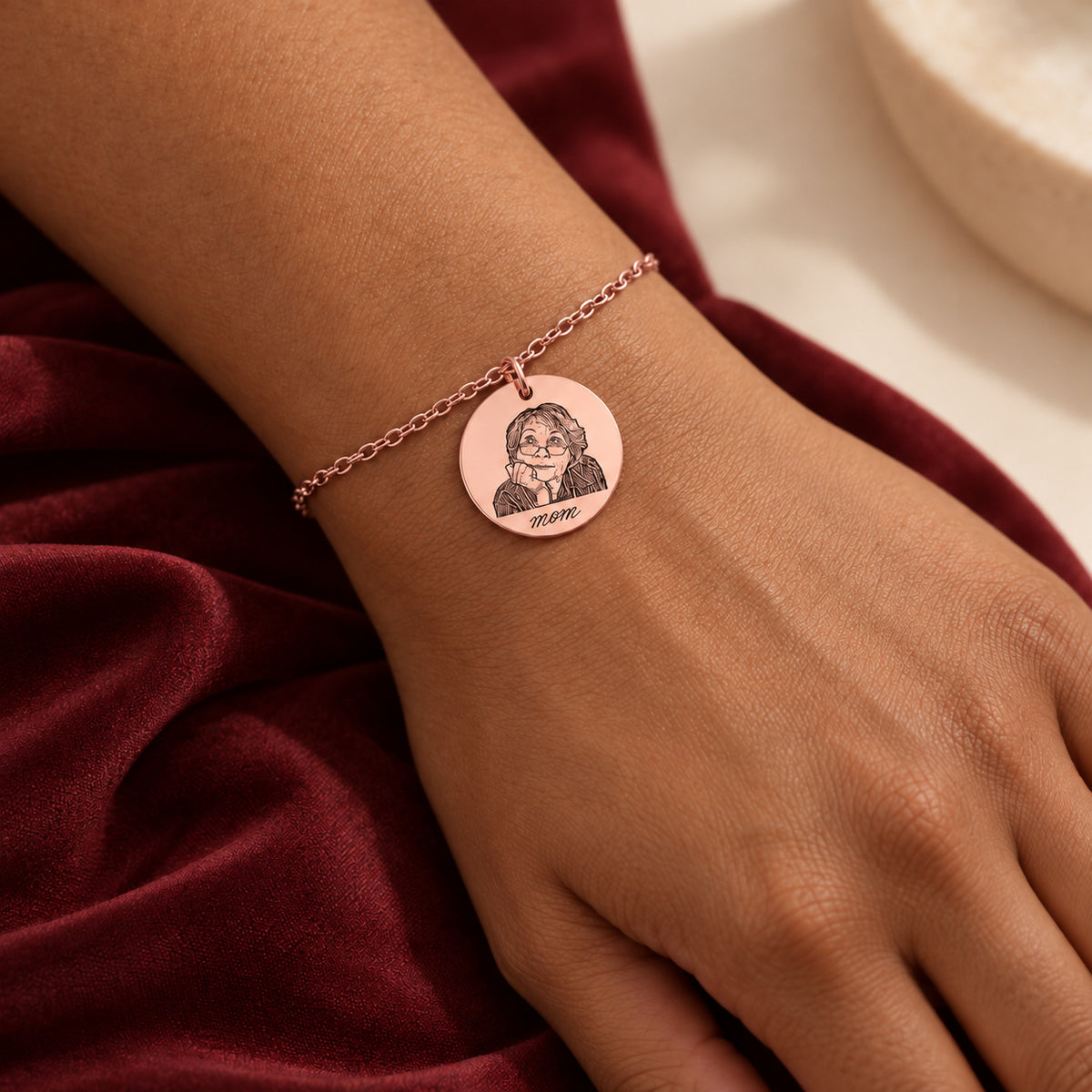 Bracelet Personnalisé Gravé avec Photo, finition or rose, porté au poignet.