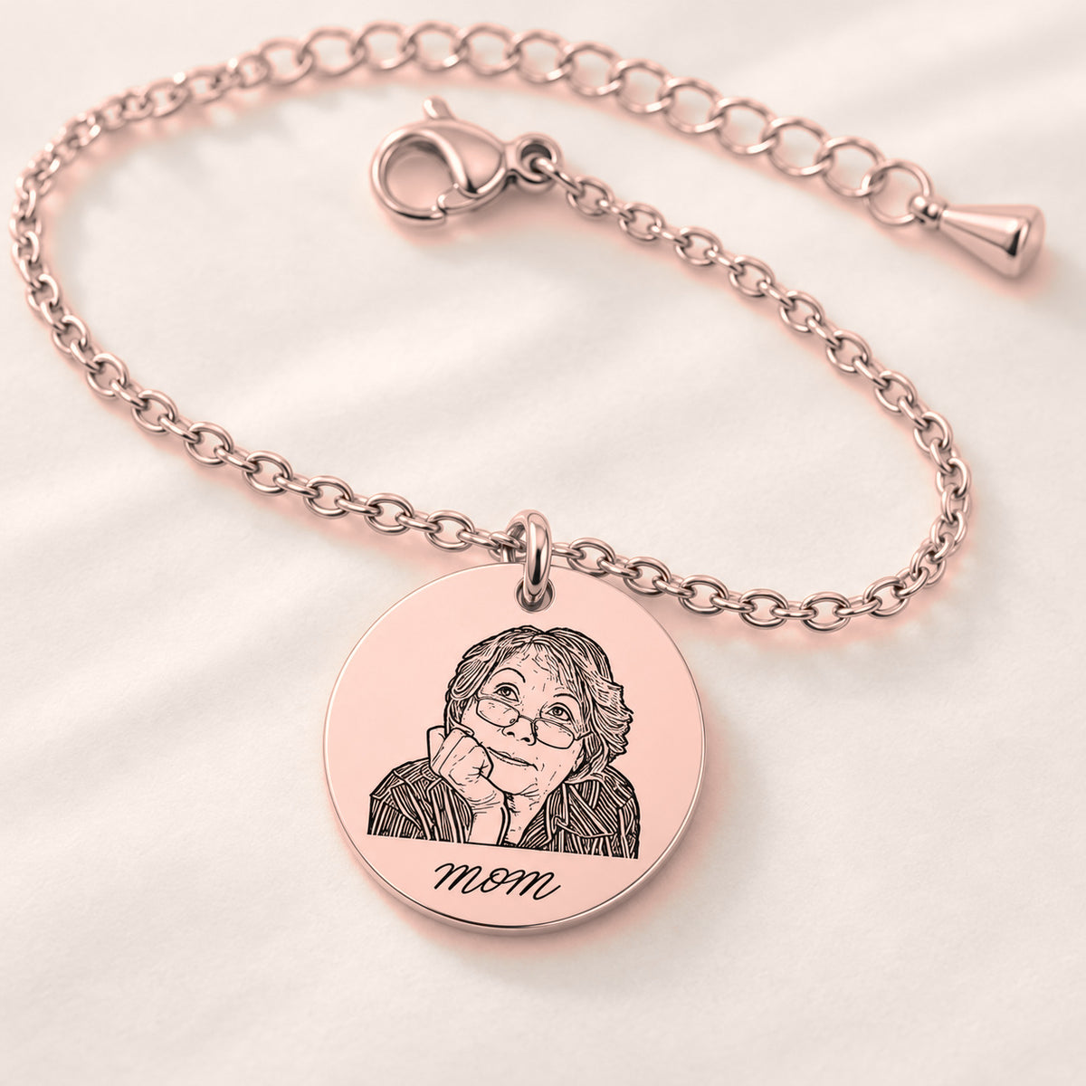 Bracelet Personnalisé Gravé avec Photo, finition or rose, en gros plan sur la gravure.