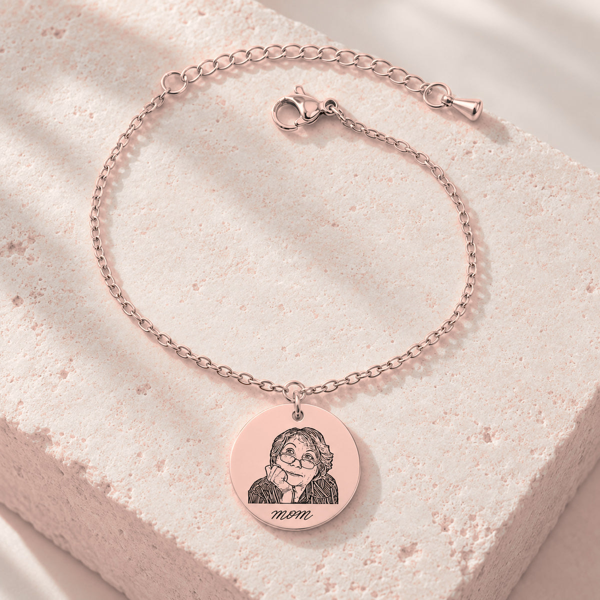 Bracelet Personnalisé Gravé avec Photo, finition or rose, sur une pierre claire.
