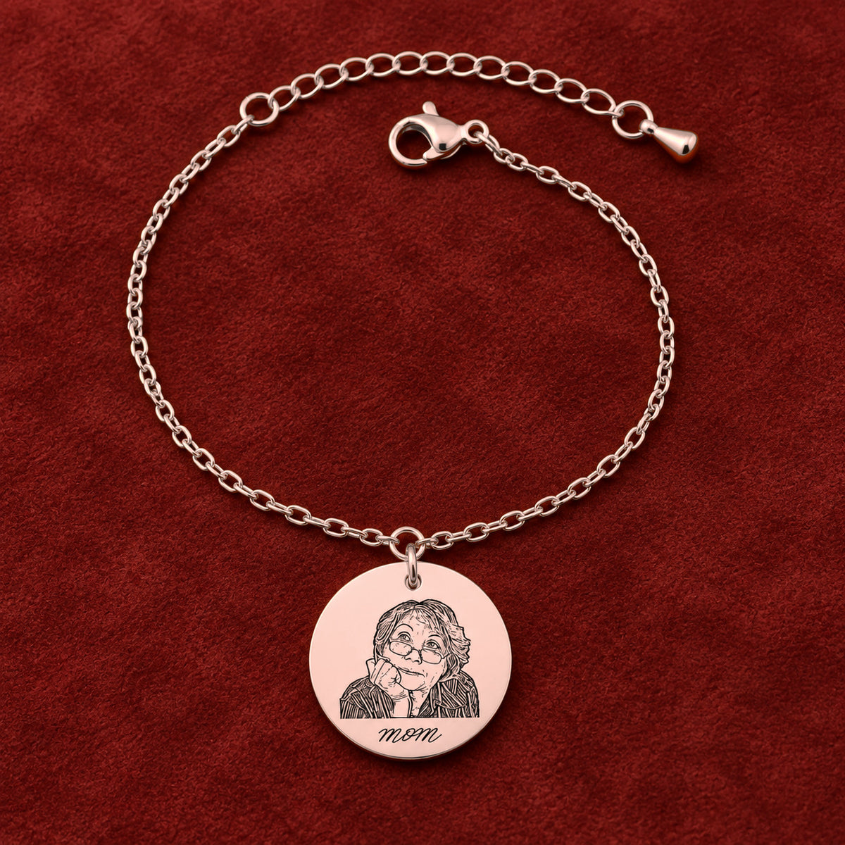 Bracelet Personnalisé Gravé avec Photo, finition or rose, sur fond rouge sanguine.