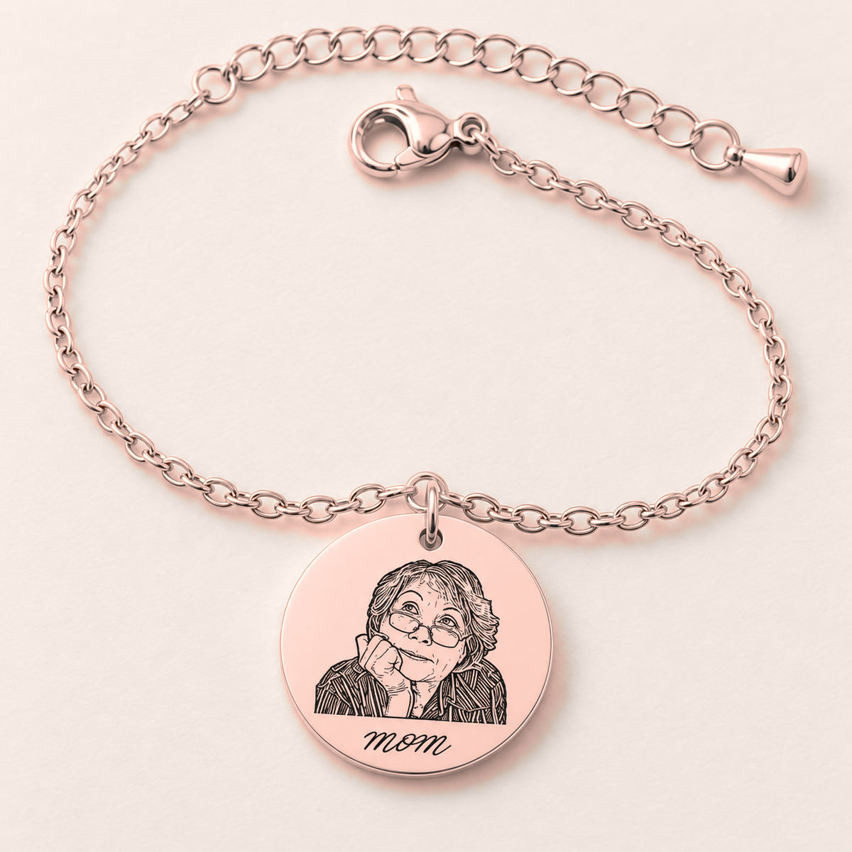 Bracelet Personnalisé Gravé avec Photo, finition or rose, avec détail du bracelet et de ses attaches.