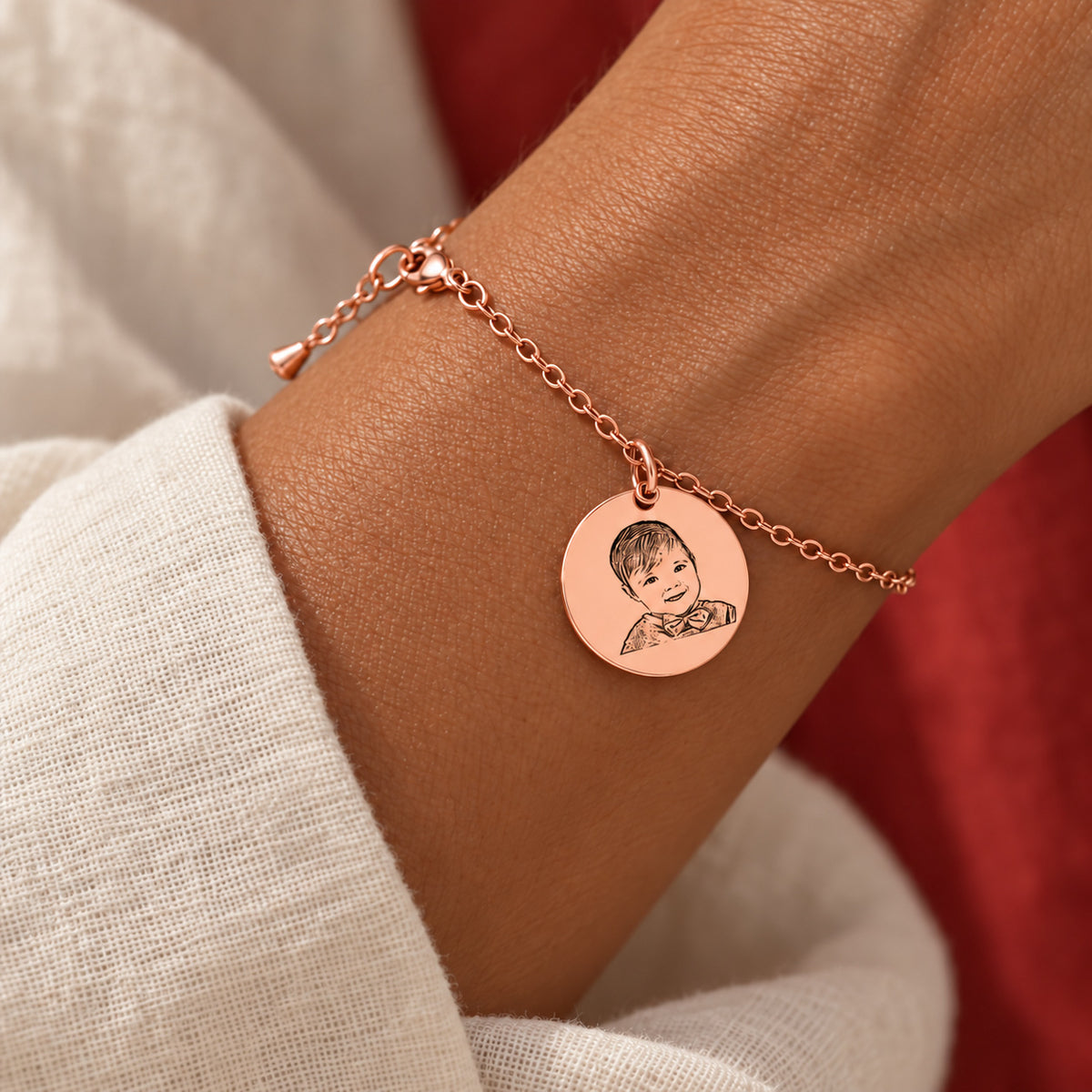 Bracelet Personnalisé Gravé avec Portrait de bébé, finition or rose, porté au poignet.