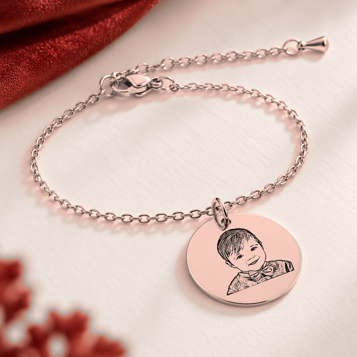 Bracelet Personnalisé Gravé avec Portrait de bébé, finition or rose, en gros plan sur la gravure.