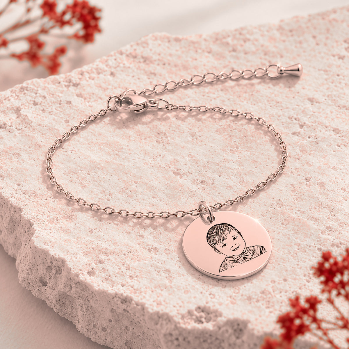 Bracelet Personnalisé Gravé avec Portrait de bébé, finition or rose, sur une pierre claire.
