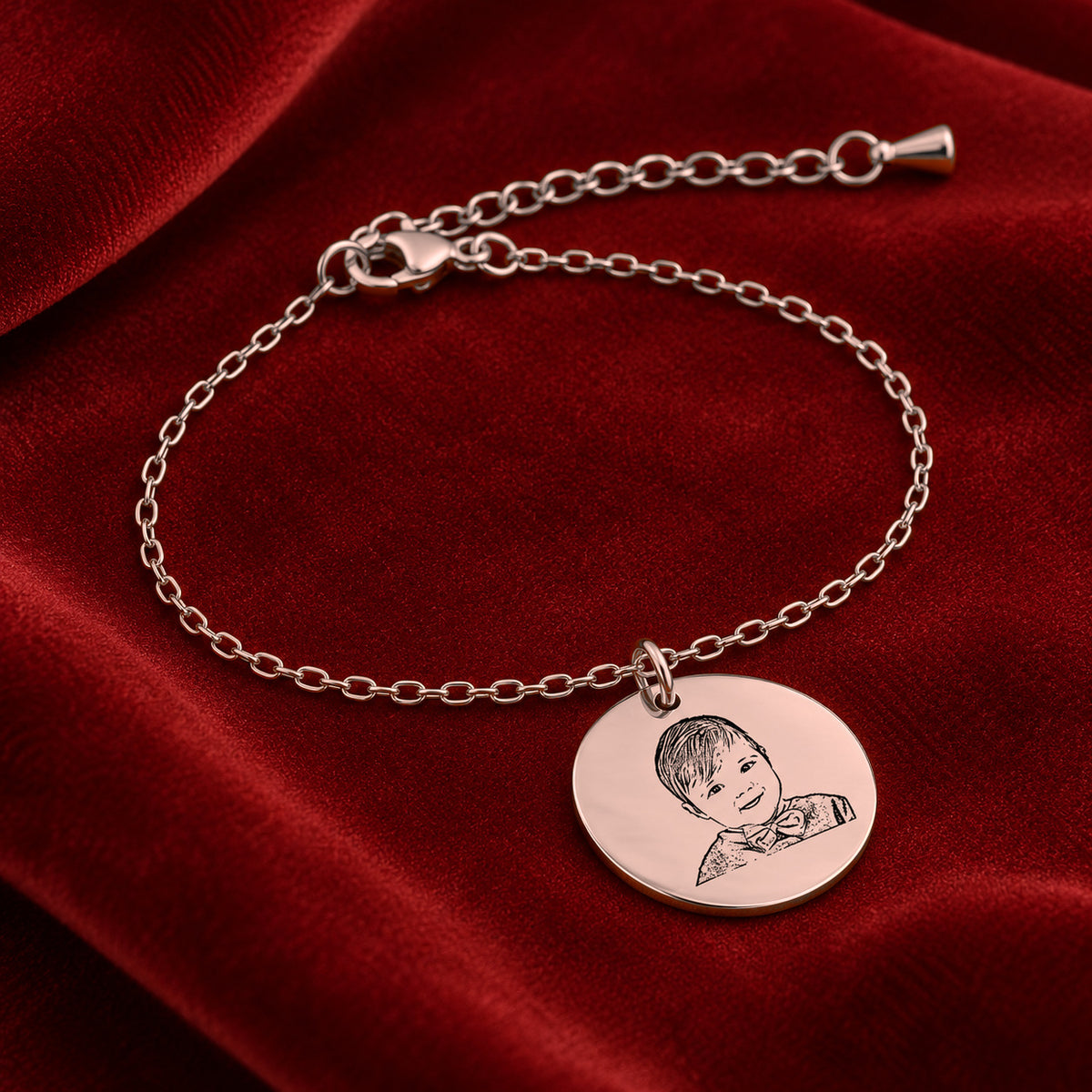 Bracelet Personnalisé Gravé avec Portrait de bébé, finition or rose, sur fond rouge sanguine.