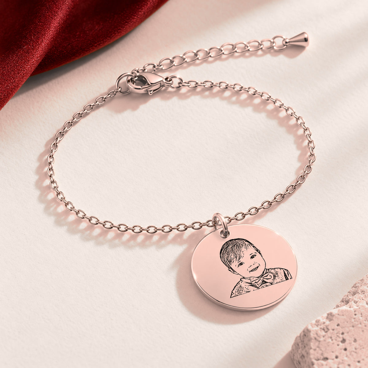Bracelet Personnalisé Gravé avec Portrait de bébé, finition or rose, avec détail du bracelet et de ses attaches.