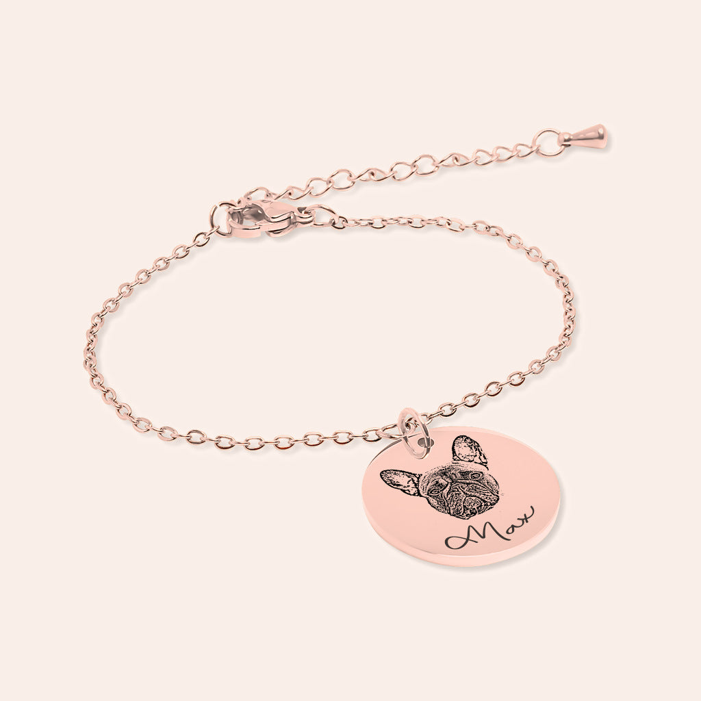 Bracelet Personnalisé Gravé Portrait de Chien, finition or rose, sur fond ivoire.