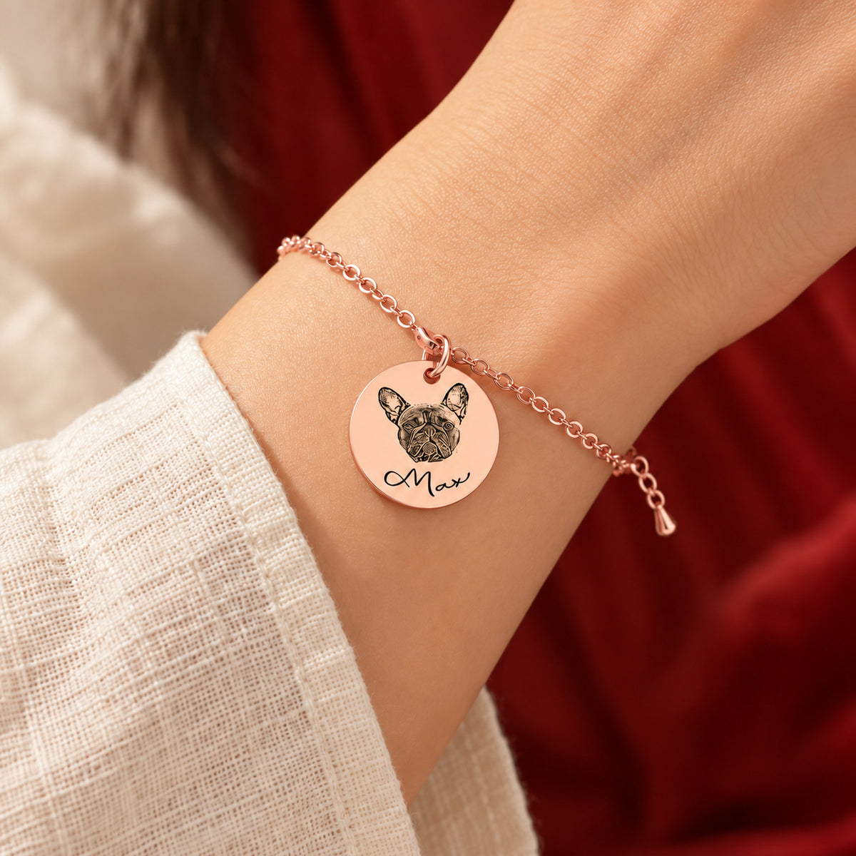 Bracelet Personnalisé Gravé Portrait de Chien, finition or rose, porté au poignet.