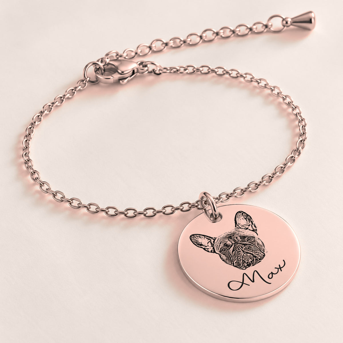 Bracelet Personnalisé Gravé Portrait de Chien, finition or rose, en gros plan sur la gravure.