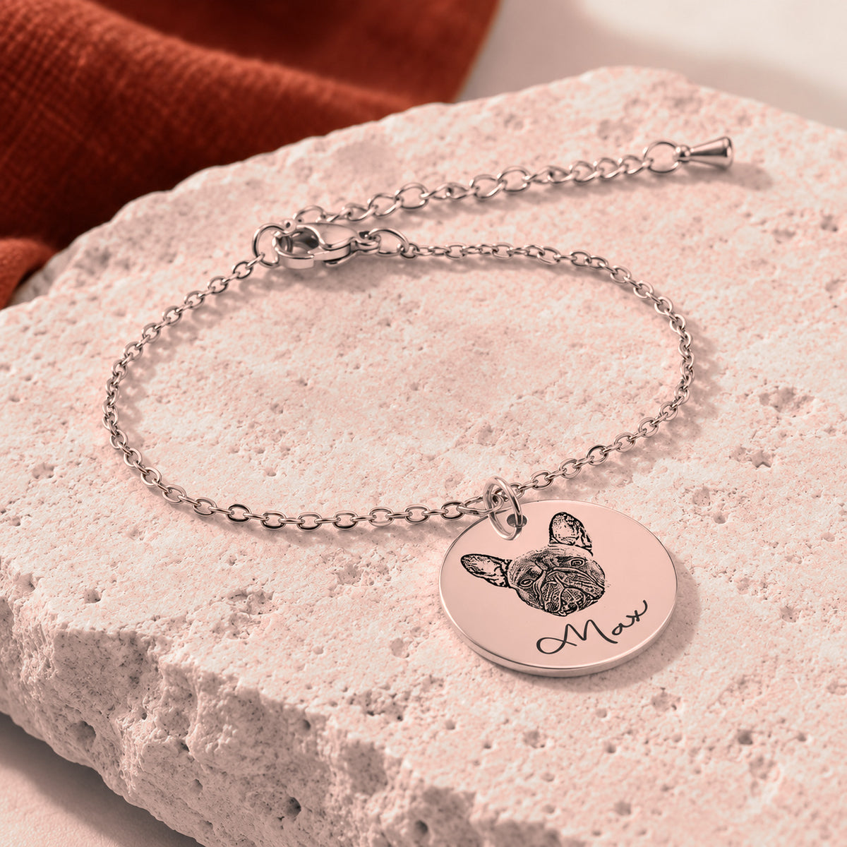 Bracelet Personnalisé Gravé Portrait de Chien, finition or rose, sur une pierre claire.