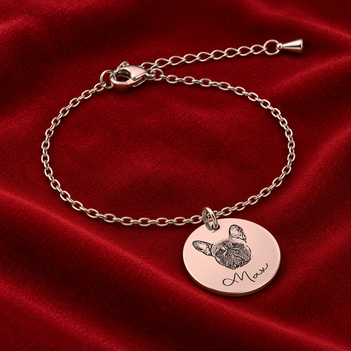 Bracelet Personnalisé Gravé Portrait de Chien, finition or rose, sur fond rouge sanguine.