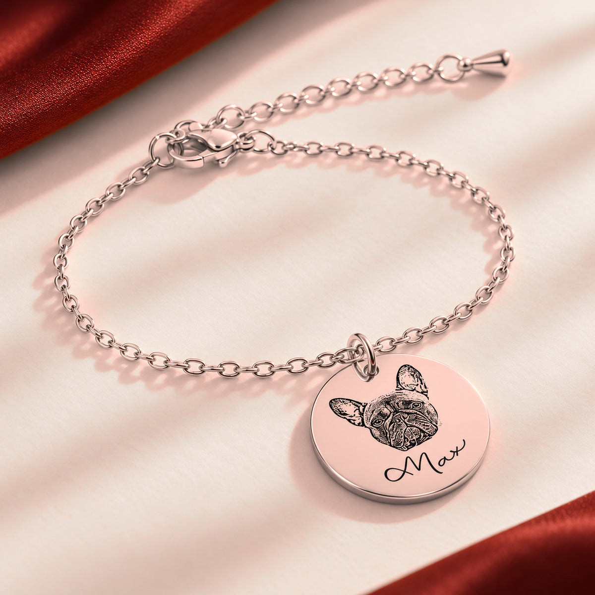 Bracelet Personnalisé Gravé Portrait de Chien, finition or rose, avec détail du bracelet et de ses attaches.