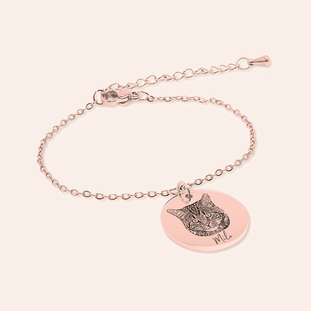 Bracelet Personnalisé Portrait de chat Gravé, finition or rose, sur fond ivoire.