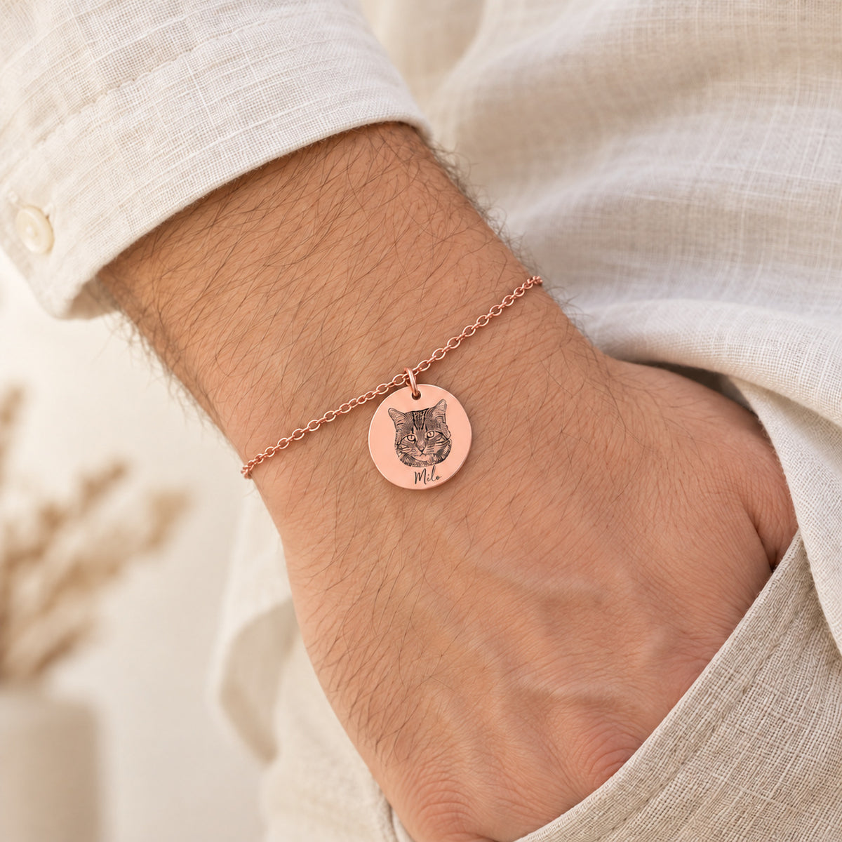 Bracelet Personnalisé Portrait de chat Gravé, finition or rose, porté au poignet.