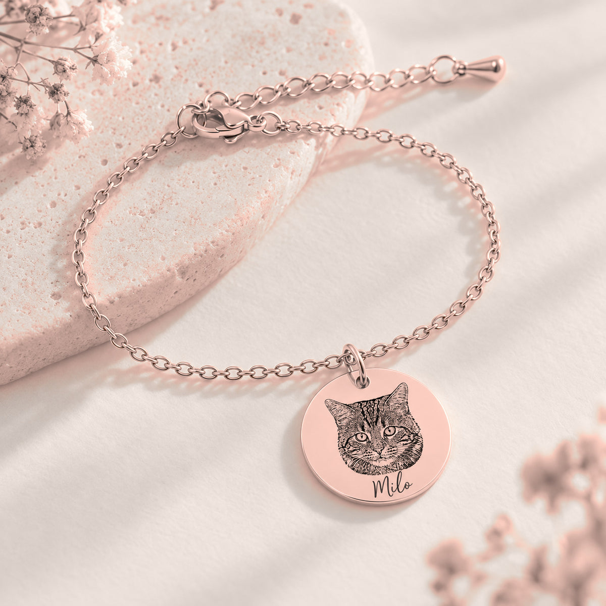 Bracelet Personnalisé Portrait de chat Gravé, finition or rose, en gros plan sur la gravure.